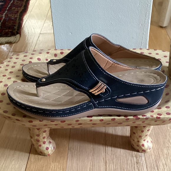 Black wedge thong Sandals - Picture 3 of 7